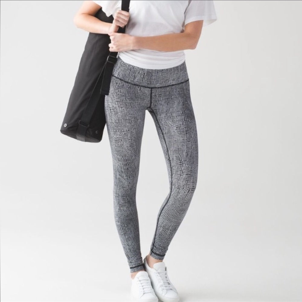 Lululemon Wunder Under Pant III, Size 6, Black and White